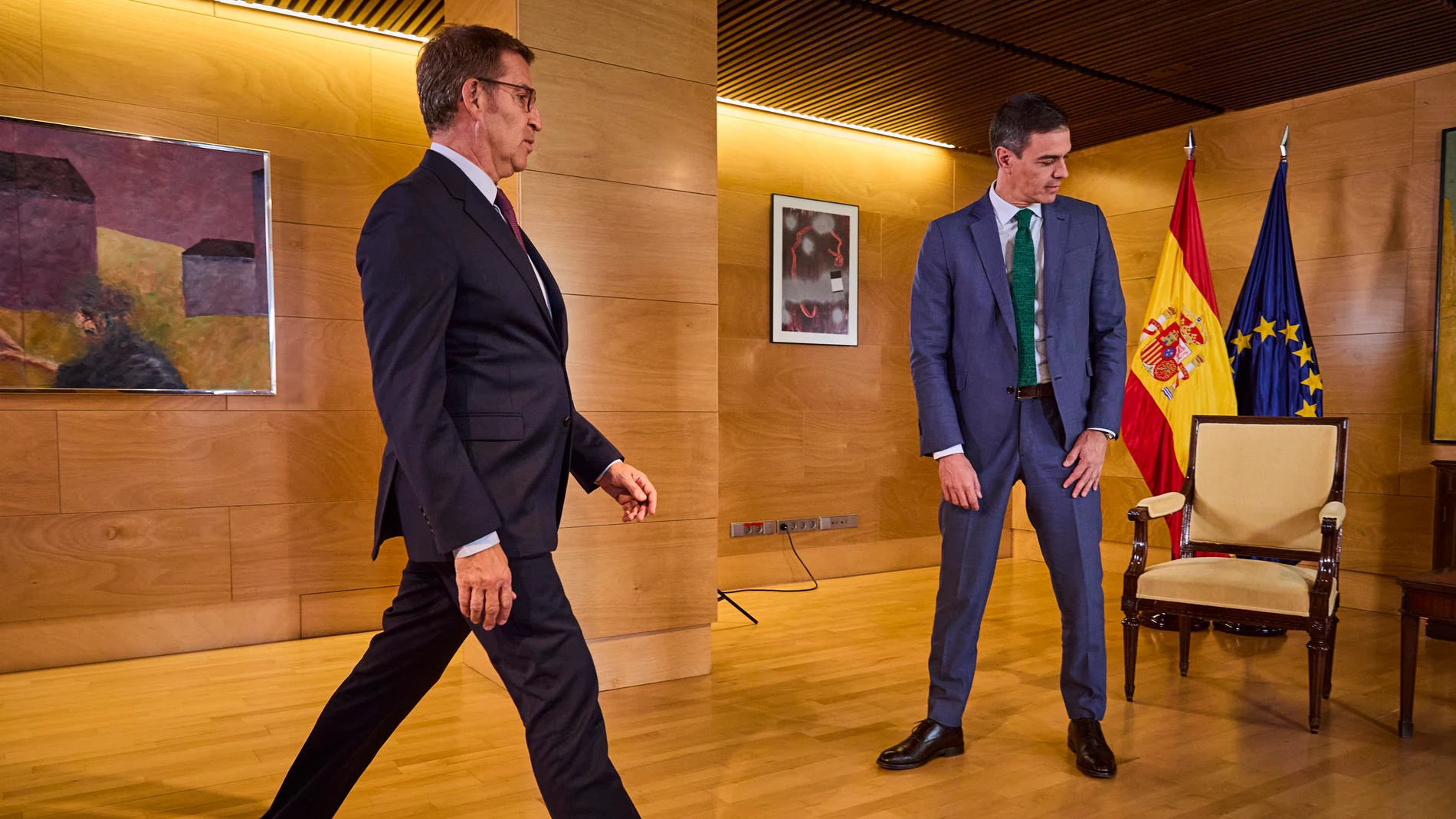 El presidente del gobierno en funciones, Pedro Sánchez, mantiene una reunión con el presidente del Partido Popular, Alberto Núñez Feijóo, dentro de la ronda de contactos de cara a la sesión de Investidura, este lunes en el Congreso de los Diputados en Madrid © Alberto R. Roldán / Diario La Razón.09 10 2023