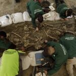 Trabajadores durante la excavación de la fosa común en Víznar, Granada (Andalucía, España).