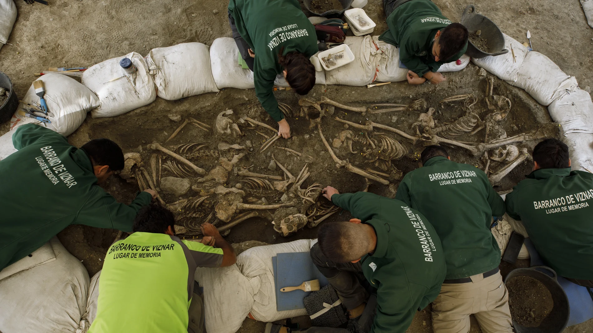 Trabajadores durante la excavación de la fosa común en Víznar, Granada (Andalucía, España).