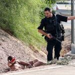 Un soldado israelí con un prisionero islamista