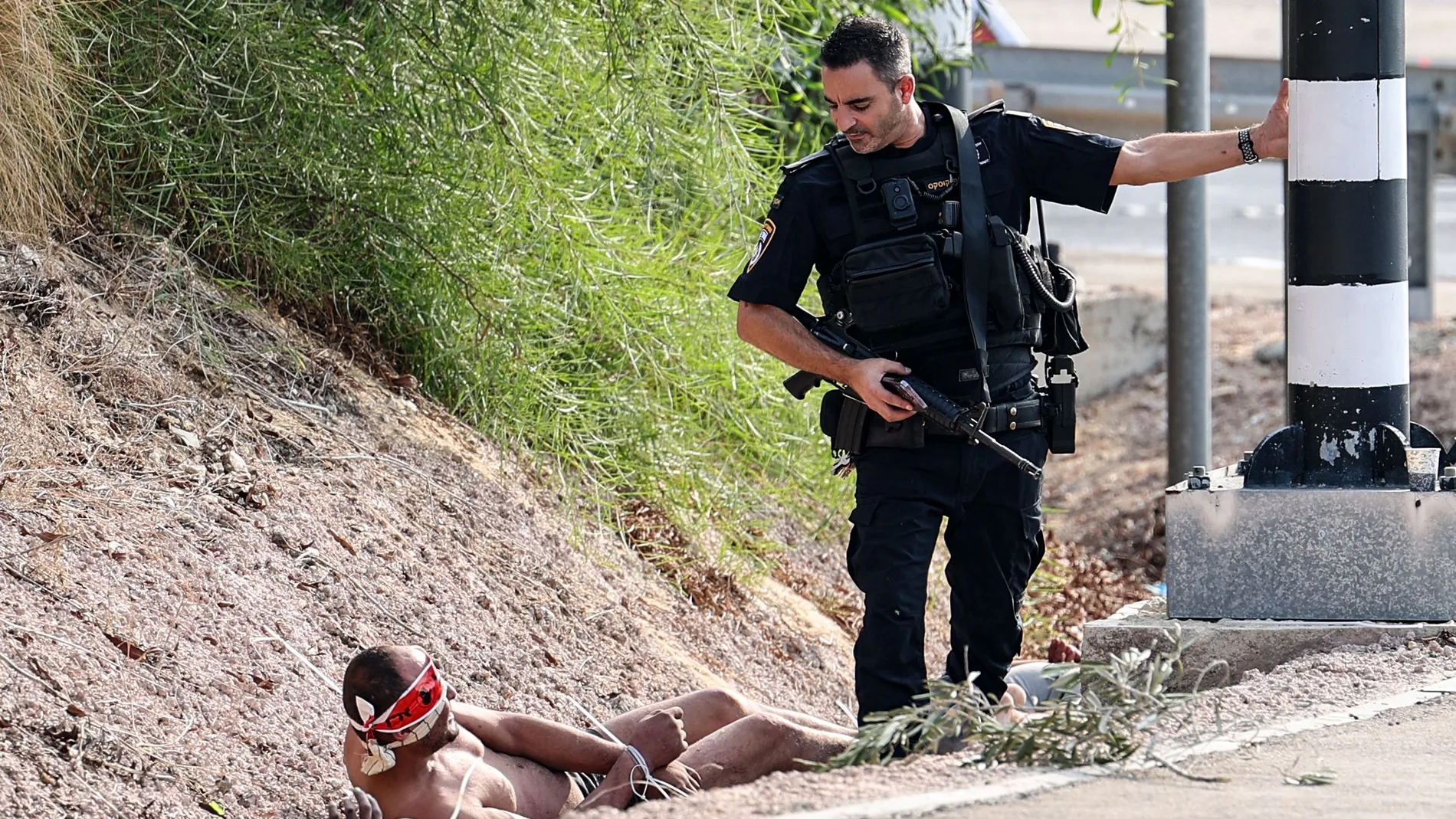 Un soldado israelí con un prisionero islamista