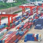 La foto tomada el 3 de agosto de 2023 muestra la concurrida terminal de contenedores del puerto de Lianyungang, en la ciudad de Lianyungang, provincia de Jiangsu, en el este de China.