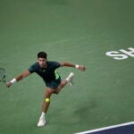 Alcaraz intenta devolver un resto de Dimitrov