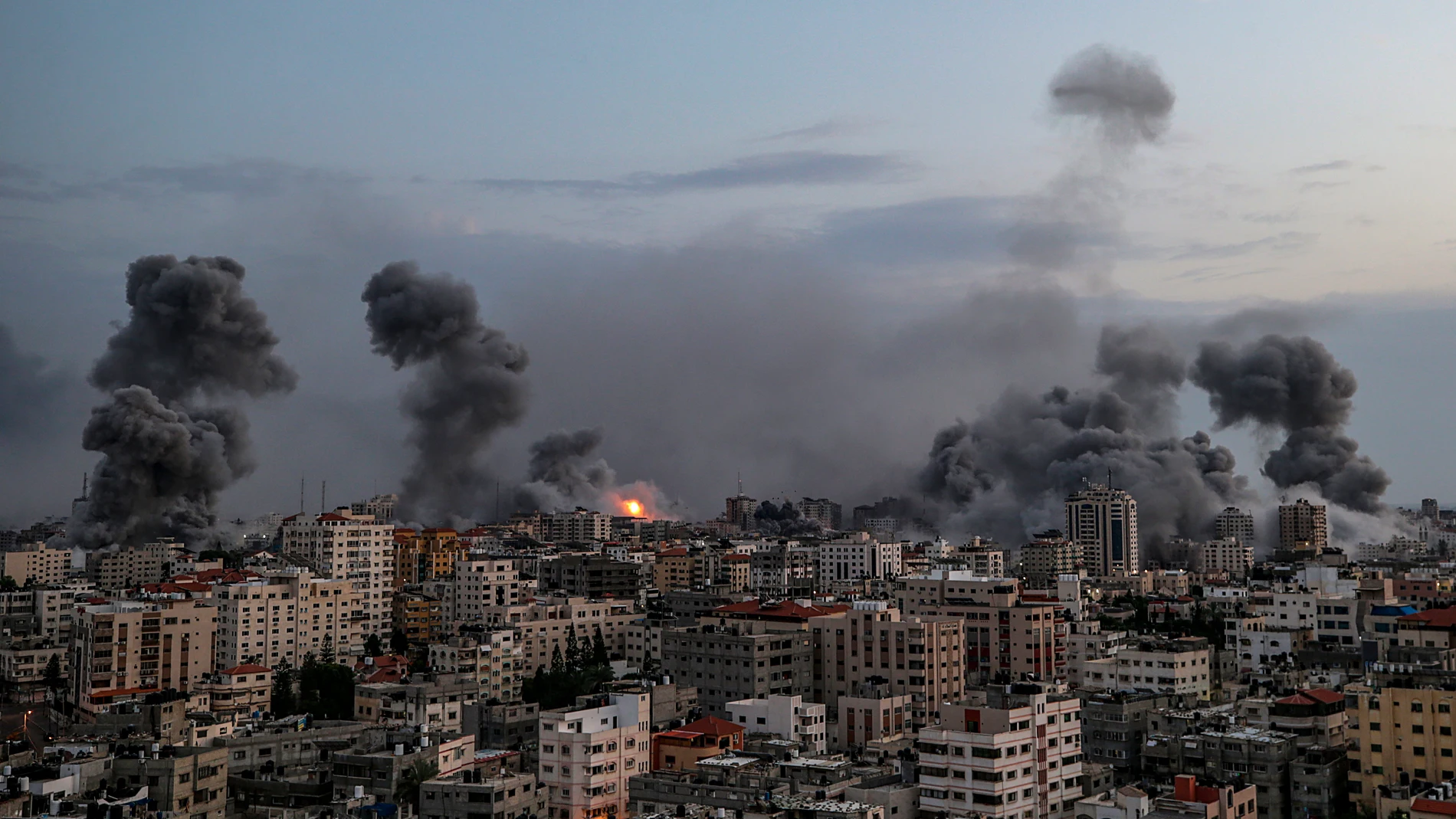 Gaza (---), 09/10/2023.- Smoke rises following an Israeli air strike on Gaza City, 09 October 2023. More than 700 Israelis were killed and over 2,000 were injured since the Islamist movement Hamas carried out an unprecedented attack on southern Israel on 07 October, the Israeli army said. According to Palestinian officials, more than 700 people were killed and nearly 4,000 were injured as a result of Israel'Äôs retaliatory raids and air strikes in the Palestinian enclave. (Laos) EFE/EPA/MOHAM...