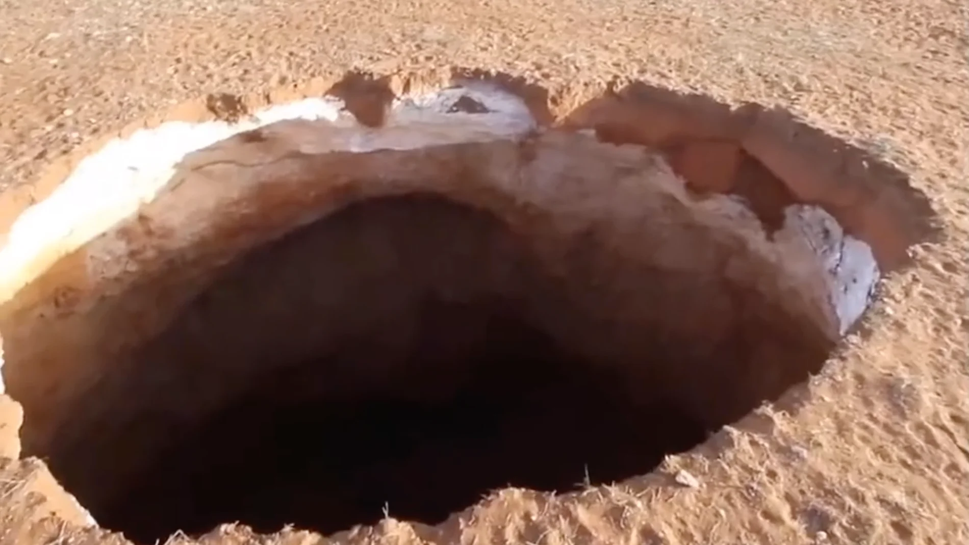 Un misterioso socavón aparece en Marruecos