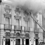 La fachada del Teatro Español durante su incendio en la tarde del domingo 19 de octubre de 1975