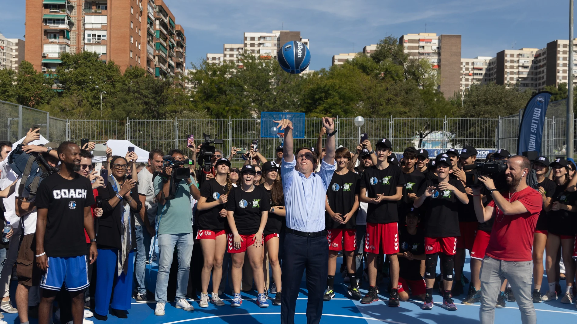 El alcalde de Madrid, José Luis Martínez-Almeida, juega al baloncesto durante su visita de dos pistas de baloncesto ubicadas en la Instalación Básica Deportiva (IDB) Rodríguez Sahagún II 'Los Pinos', a 9 de octubre de 2023, en Madrid (España). Las dos pistas de baloncesto ubicadas en la Instalación Básica Deportiva (IDB) Rodríguez Sahagún II 'Los Pinos' han sido recientemente rehabilitadas por el equipo de la National Basketball Association (NBA). 09 OCTUBRE 2023;MADRID;PISTAS BALONCESTO;INS...