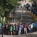 Varias decenas de inmigrantes hacen cola en el interior centro de acogida de Las Raíces, en La Laguna (Tenerife), donde han sido alojados buena parte de las personas que han llegado en los últimos días en cayuco a El Hierro y Tenerife.