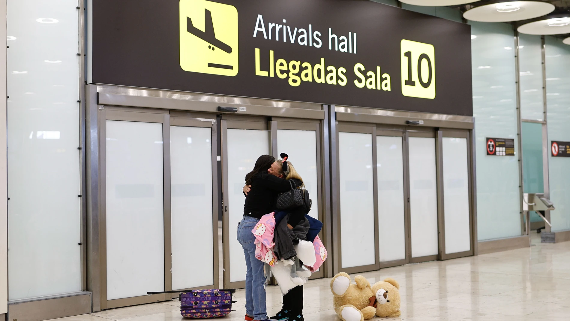 MADRID, 09/10/2023.- Familiares y amigos reciben a los viajeros con vuelo procedente de Tel Aviv (Israel) en el aeropuerto de Barajas este lunes. La aerolínea Iberia Express ha repatriado a 170 pasajeros y a una tripulación en un avión que se encontraba en el aeropuerto de Tel Aviv desde el pasado viernes, mientras que Vueling, que ha cancelado su vuelo desde Barcelona de este domingo, ha enviado uno sin pasajeros para traer de vuelta a los españoles que quieran abandonar Israel. EFE/ Rodrigo...
