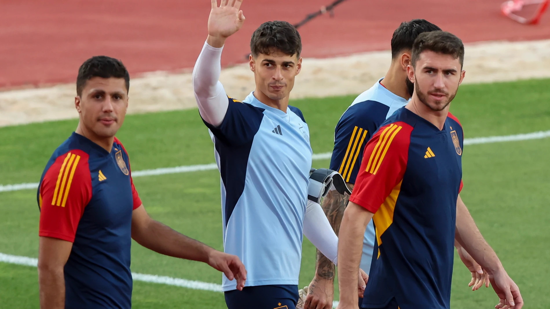 LAS ROZAS (MADRID), 09/10/2023.- Los jugadores de la selección española de fútbol (i-d) Rodrigo, Kepa Arrizabalaga y Aymeric Laporte, antes del inicio del entrenamiento que el combinado español ha celebrado hoy lunes en la Ciudad del Fútbol de Las Rozas, en Madrid. EFE / Kiko Huesca.