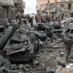 Palestinians inspect the destruction in a neighbourhood heavily damaged by Israeli airstrikes on Gaza City's Shati refugee camp early on October 9, 2023. - The Israeli army said it hit more than 500 targets in the Gaza Strip in overnight strikes, as the death toll from its war with Palestinian militants surged above 1,100. (Photo by Mahmud HAMS / AFP)