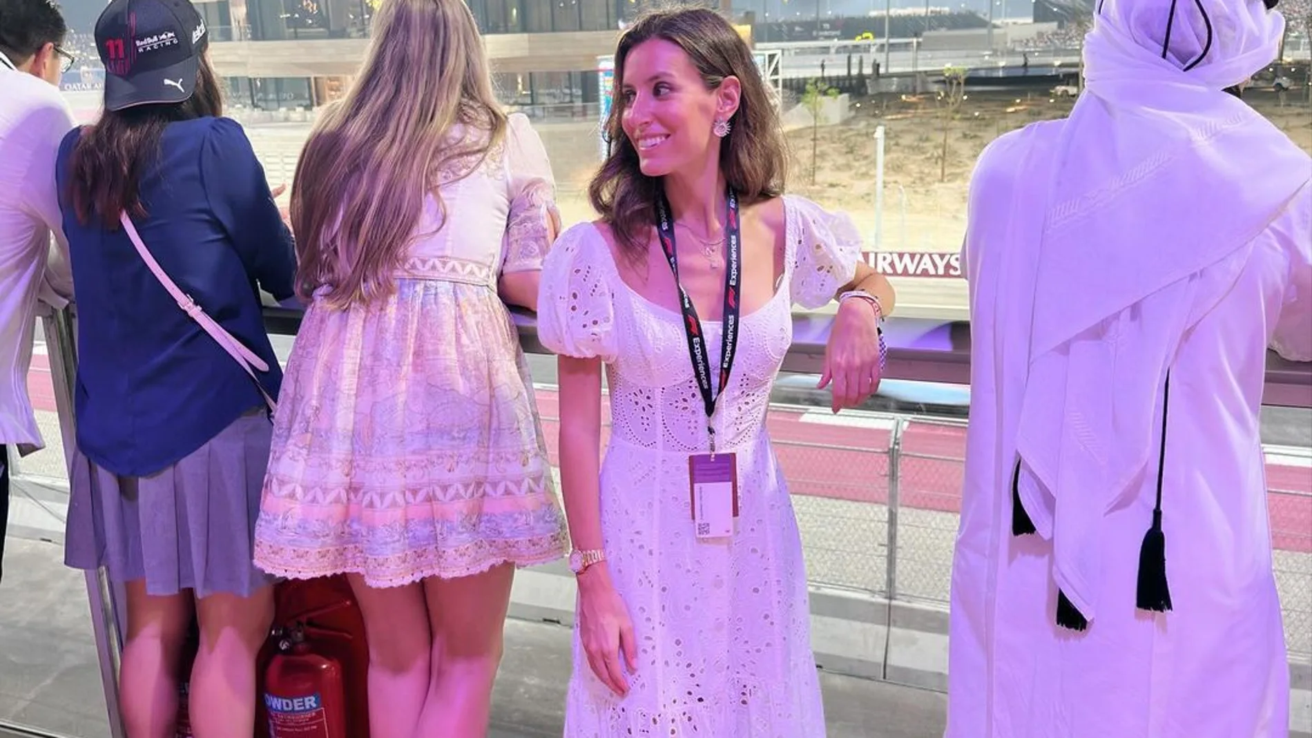 Ana Boyer con vestido blanco.