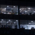 Trabajadores en oficinas de la zona financiera de Madrid