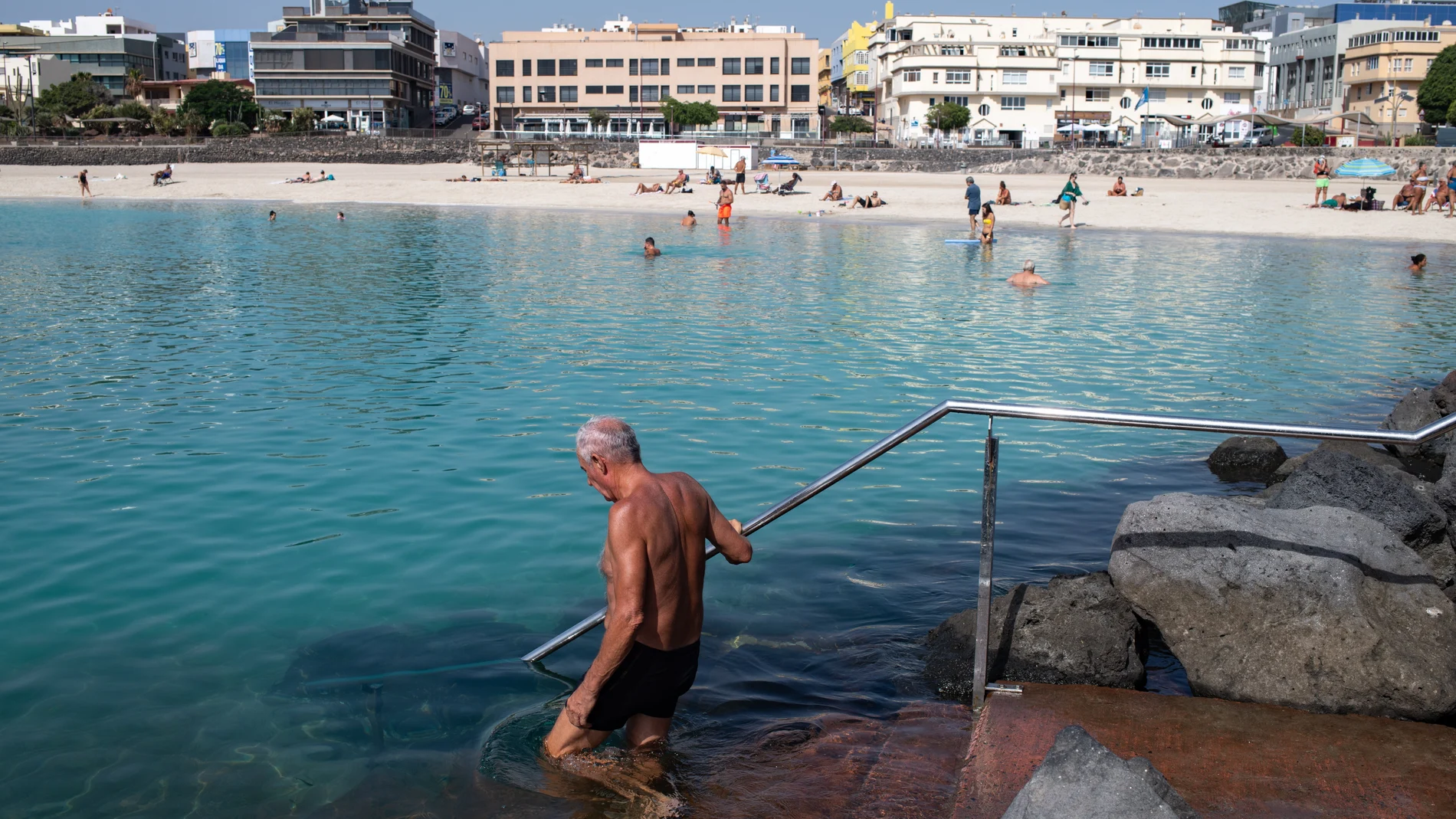 Bañistas en Puerto del Rosario (Las Palmas)