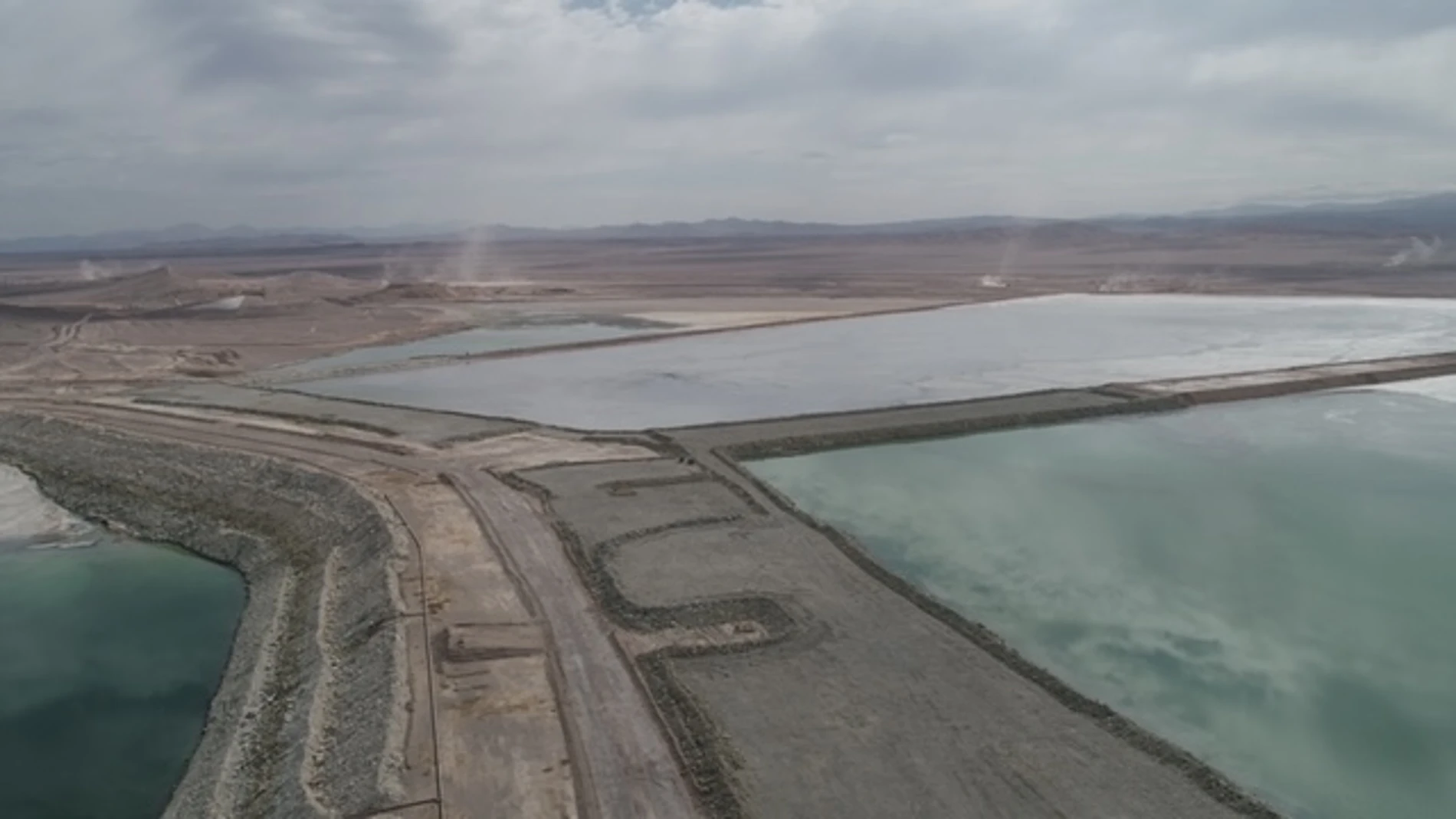 Peraltamiento de diques y bermas del tranque de Spence