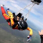 Mujer en caída libre a 200 km/h rescatada por su instructor de paracaidismo
