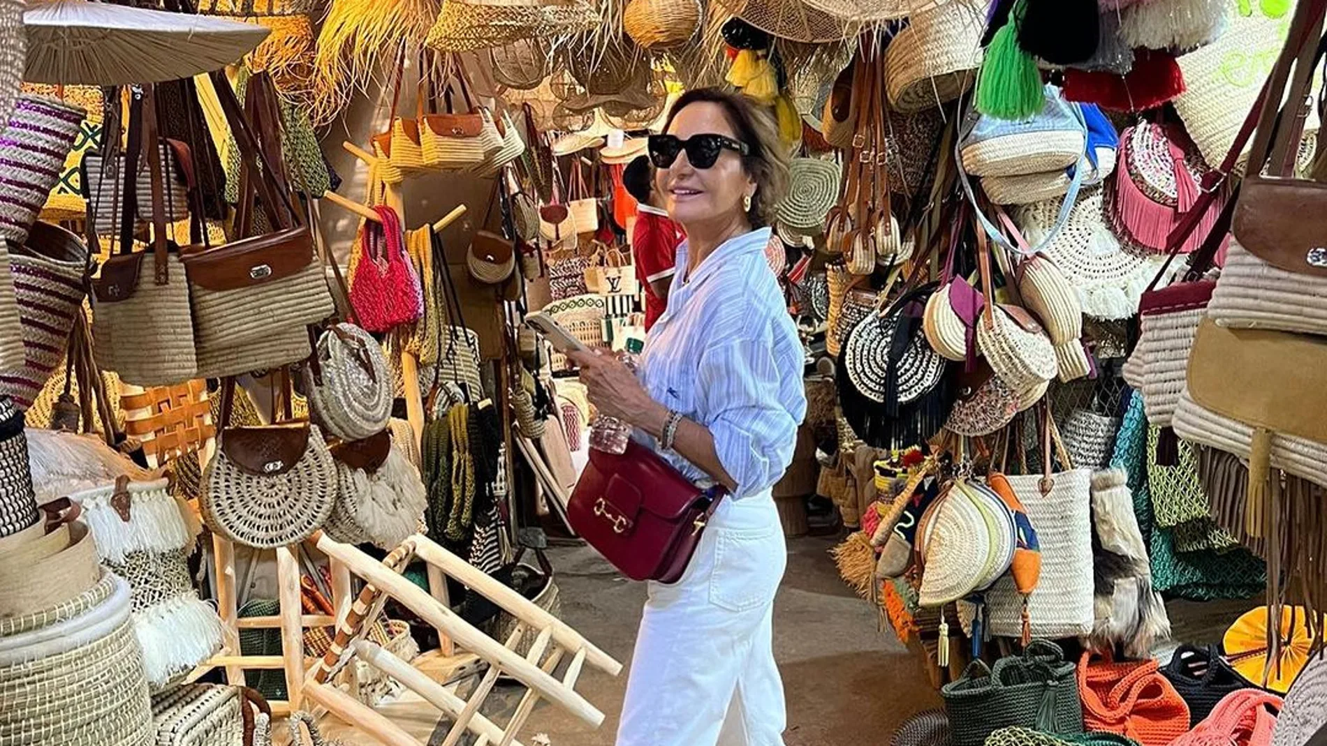 Naty Abascal con jeans blancos.