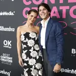 María Pombo y Pablo Castellano posando en el photocall de los premios.