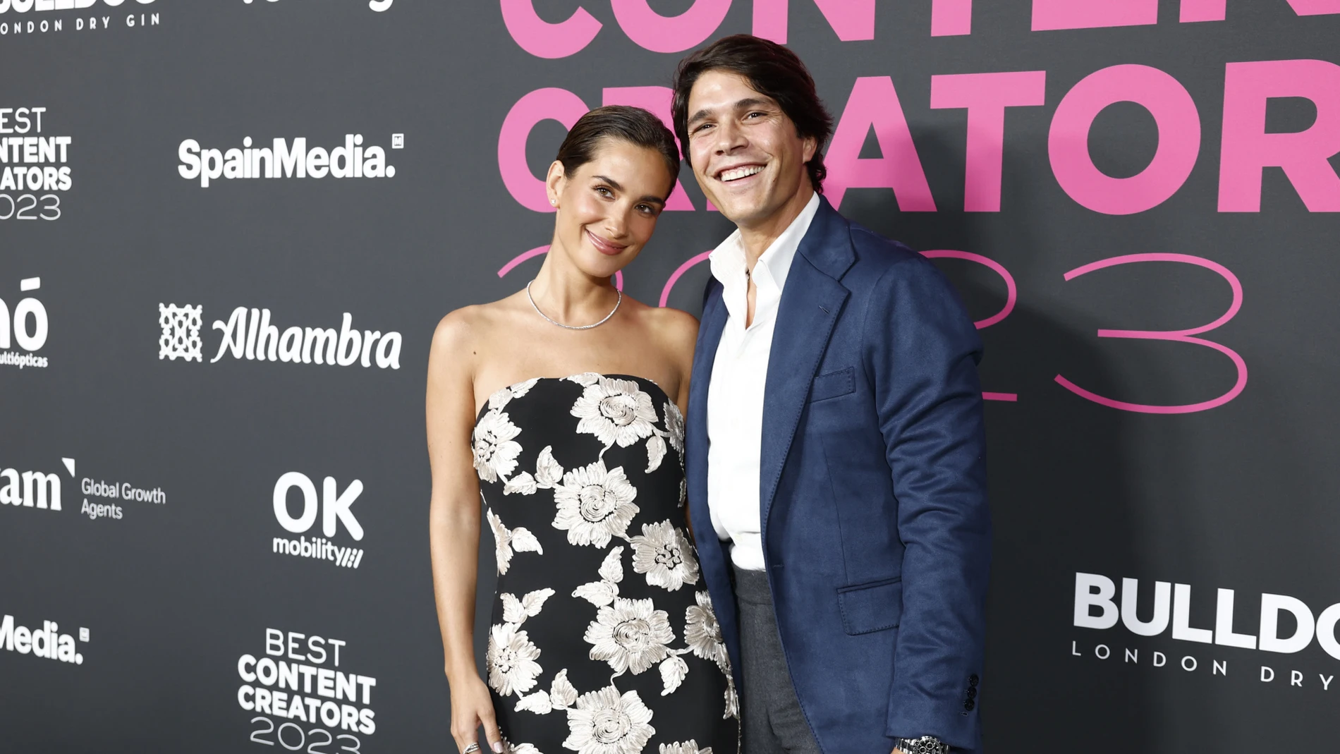 María Pombo y Pablo Castellano posando en el photocall de los premios.