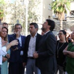 Mazón durante su vivienda a las viviendas Miguel Hernández en Alicante.
