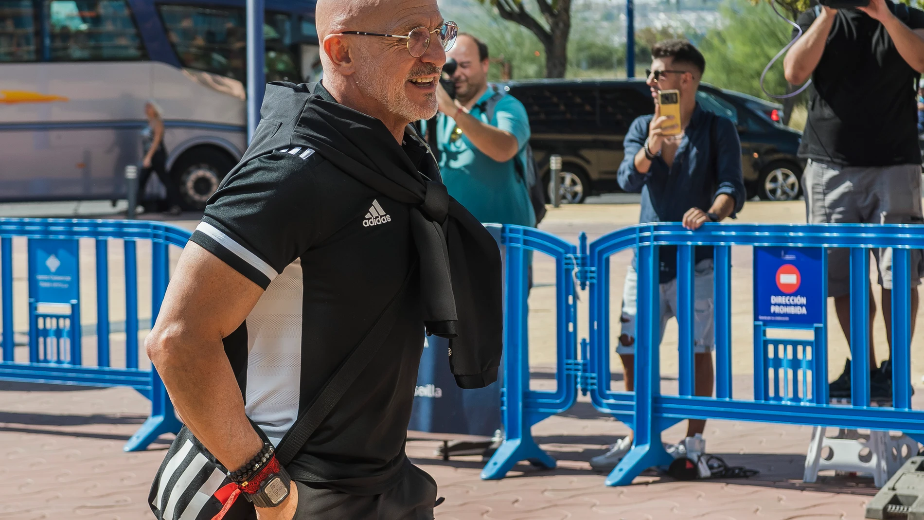 SEVILLA. 11/10/2023. - El seleccionador nacional, Luis de la Fuente, a su llegada al hotel de concentración este miércoles, en la víspera del encuentro de clasificación para la Eurocopa de 2024 ante Escocia en el estadio de La Cartuja en Sevilla. EFE/ Raúl Caro