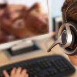 Un joven mirando porno con su ordenador