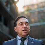 Albares reconoce el derecho de Israel a defenderse pero "hasta las guerras tienen leyes" que hay que cumplir