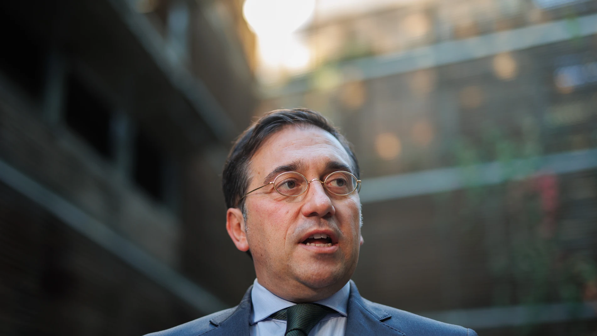 Albares reconoce el derecho de Israel a defenderse pero "hasta las guerras tienen leyes" que hay que cumplir