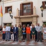 Una concentración frente al Ayuntamiento de Benalmádena (Málaga) el pasado 11 de octubre. Este municipio malagueño guardó un minuto de silencio tras el presunto asesinato de una mujer encontrada muerta con heridas de bala junto a al cuerpo de su marido, que todo apunta a que se suicidó después de matar a su esposa
