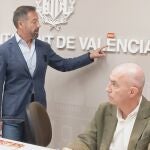 Badenas (Vox) tapa con un parche de la bandera de España el acento de València