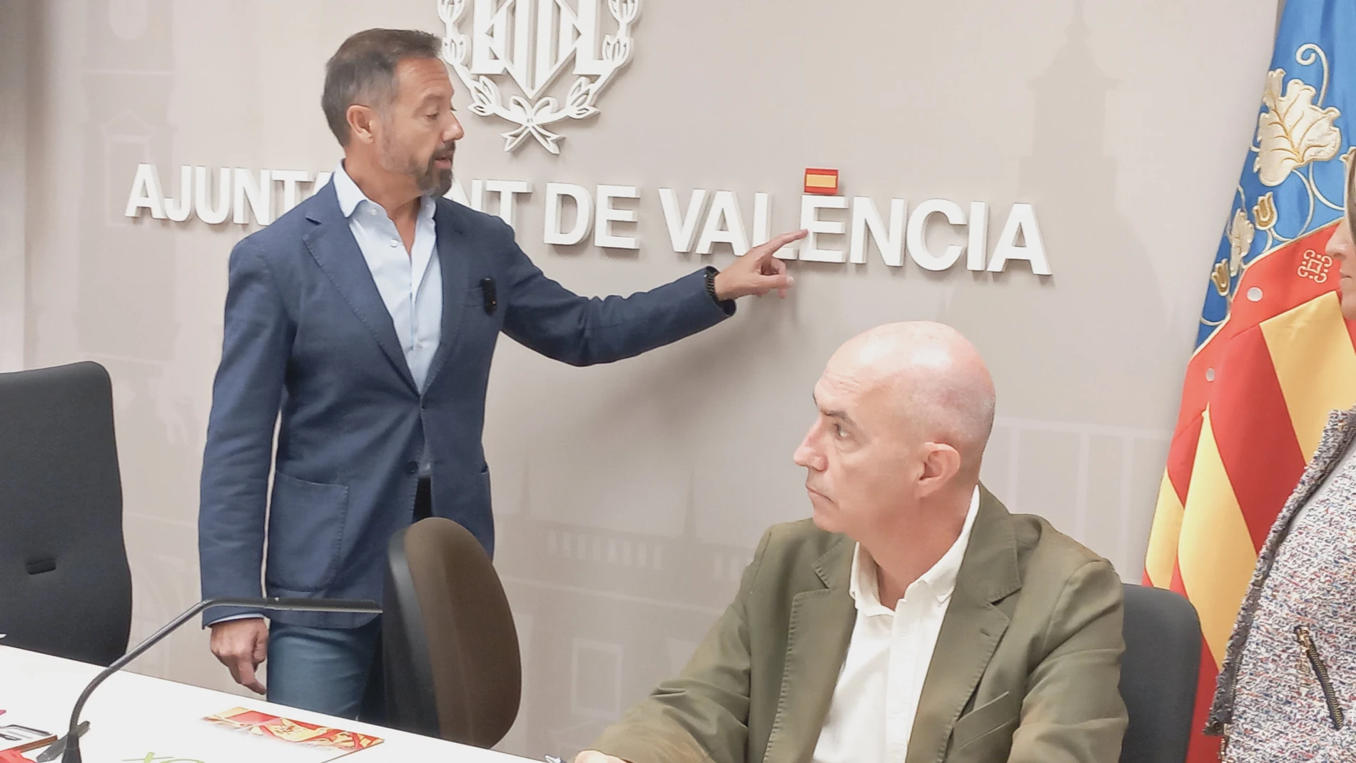 Badenas (Vox) tapa con un parche de la bandera de España el acento de València