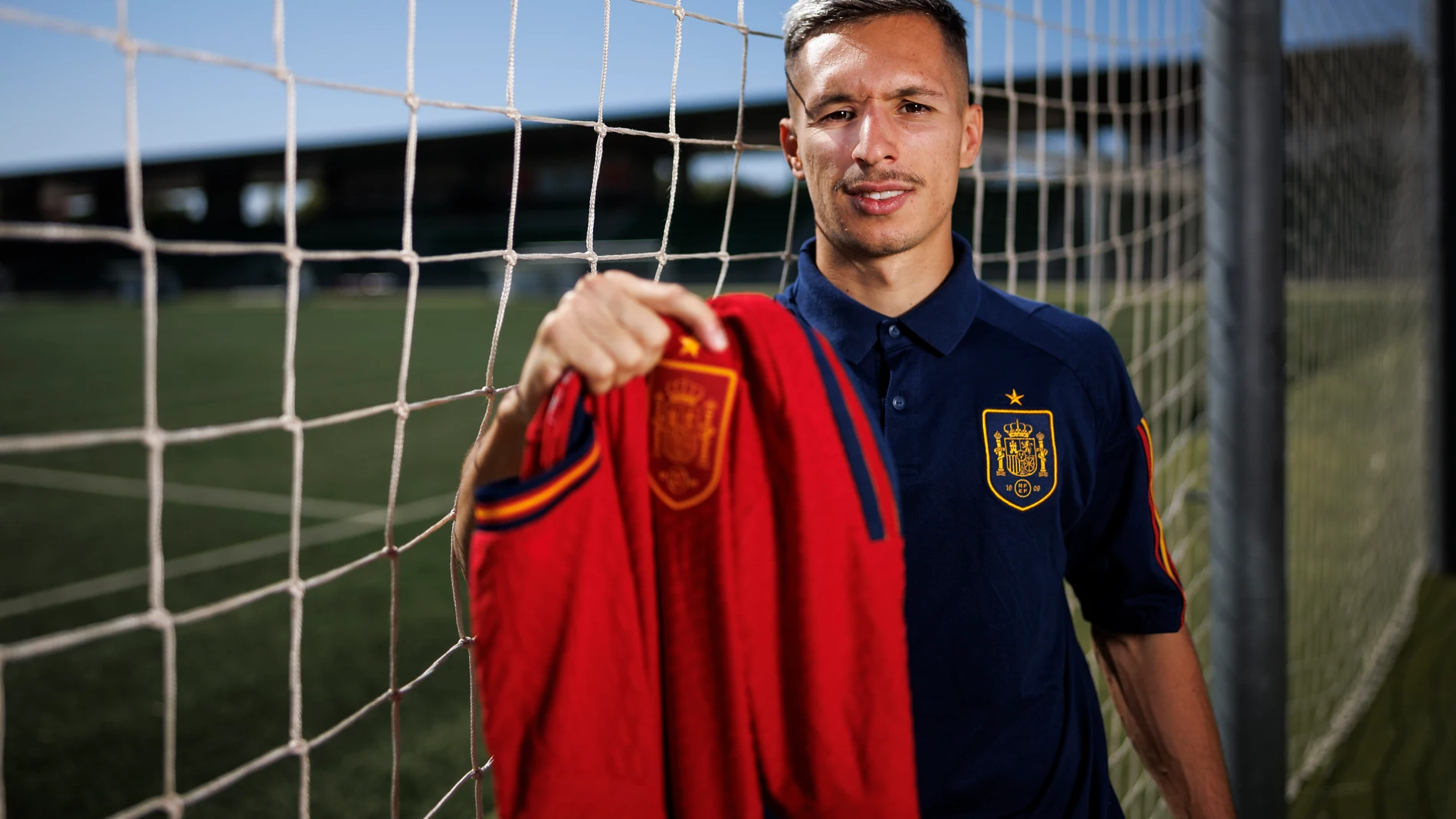 Madrid. 10/10/2023.- Bryan Zaragoza, extremo del Granada, es una de las revelaciones de la temporada y la gran novedad en la lista de Luis de la Fuente para los dos próximos compromisos de la selección española. El jugador malagueño analiza, en una entrevista con Efe, lo que significa para él la llamada del técnico, un sueño cumplido para un joven de 22 años que se define como un futbolista "callejero". EFE/Rodrigo Jiménez