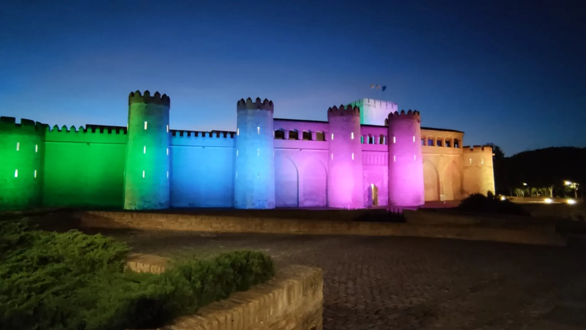 Colores del cáncer de mama metastásico reflejados en un monumento