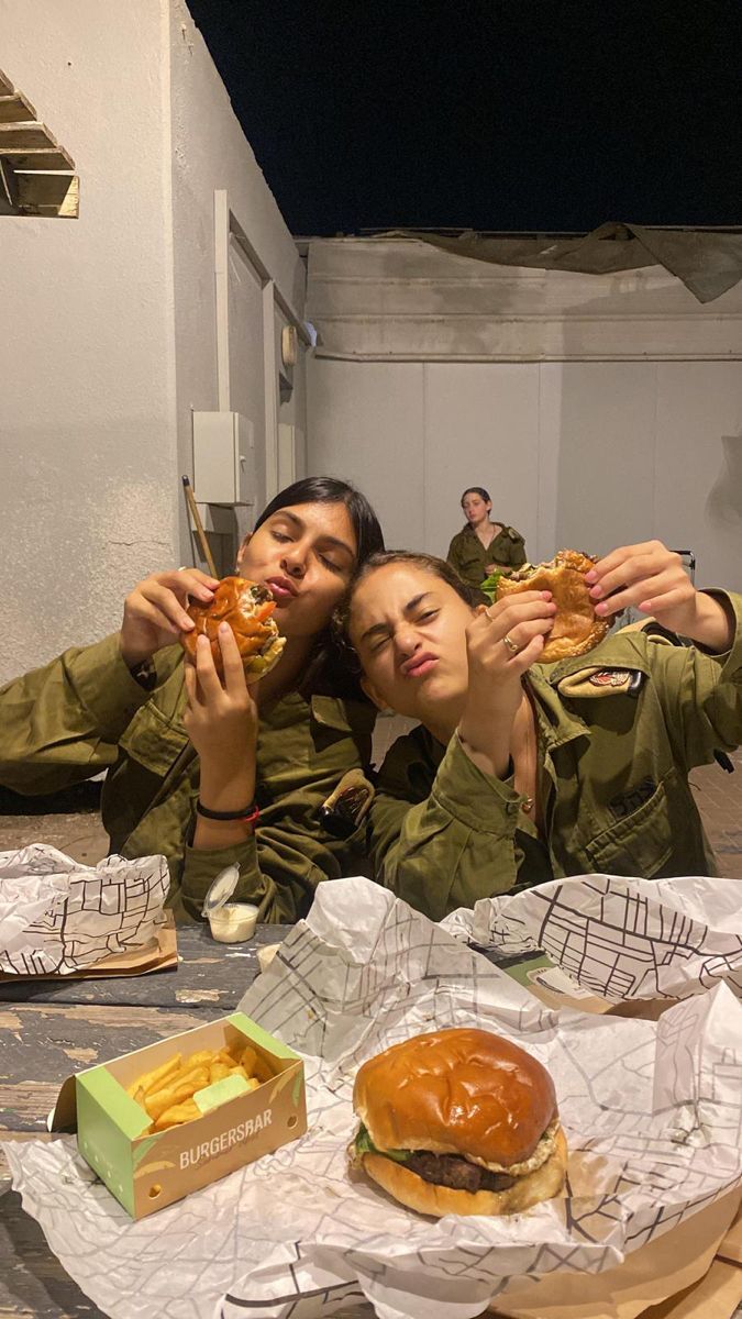 Maya Villalobo (d), con una compañera del servicio militar