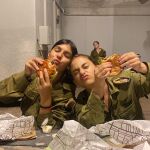 Maya Villalobo (d), con una compañera del servicio militar