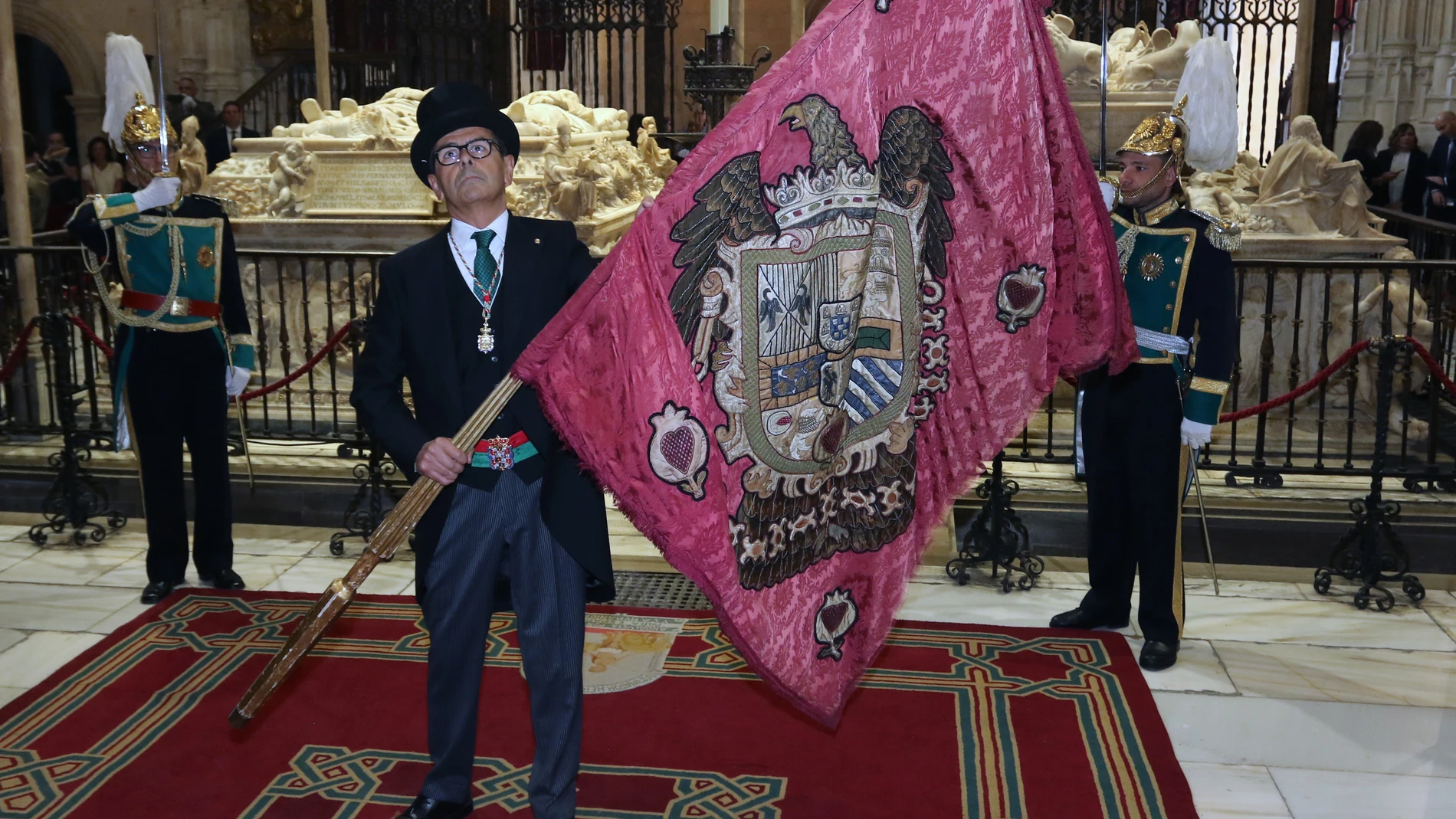 El concejal Juan Ramón Ferreira tremola el Pendón Real en la Capilla de la Catedral de Granada
