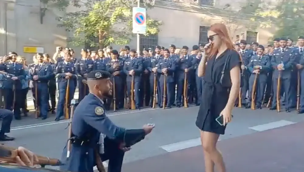 Un militar del Ejército del Aire le pide matrimonio a su novia