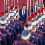 El presidente Mazón contempla el desfile de las tropas