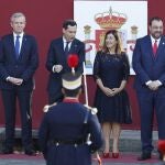 El presidente de la Junta de Andalucía, Juanma Moreno (segundo por la izquierda), en el desfile con motivo del Día de la Hispanidad