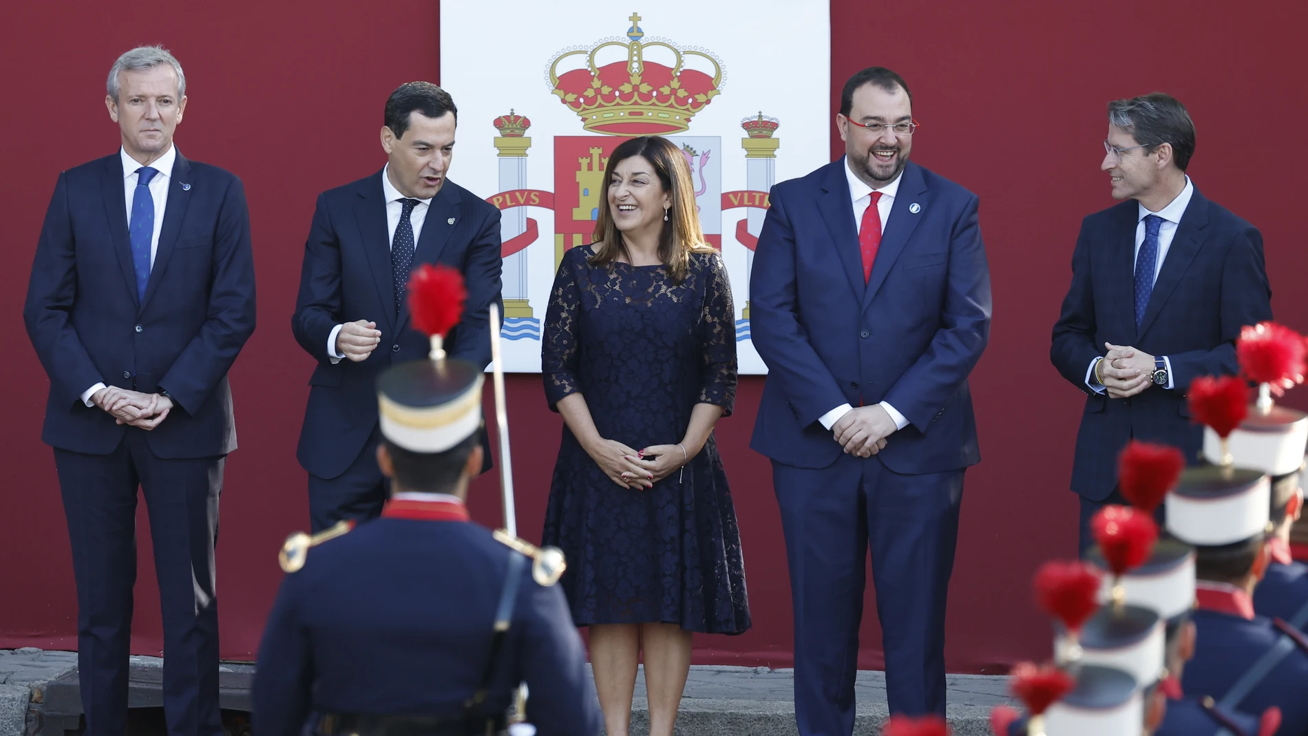El presidente de la Junta de Andalucía, Juanma Moreno (segundo por la izquierda), en el desfile con motivo del Día de la Hispanidad