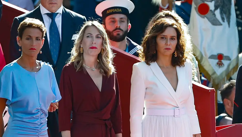 Ayuso, en el desfile del Día de la Fiesta Nacional en Madrid, junto a las presidentas de Extremadura y Navarra.