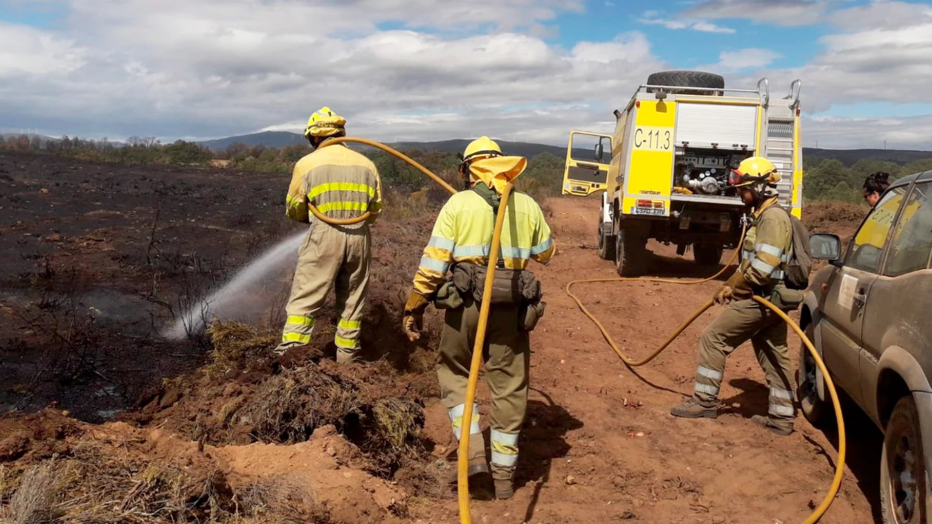 Un grupo de bomberos refrescan una zona