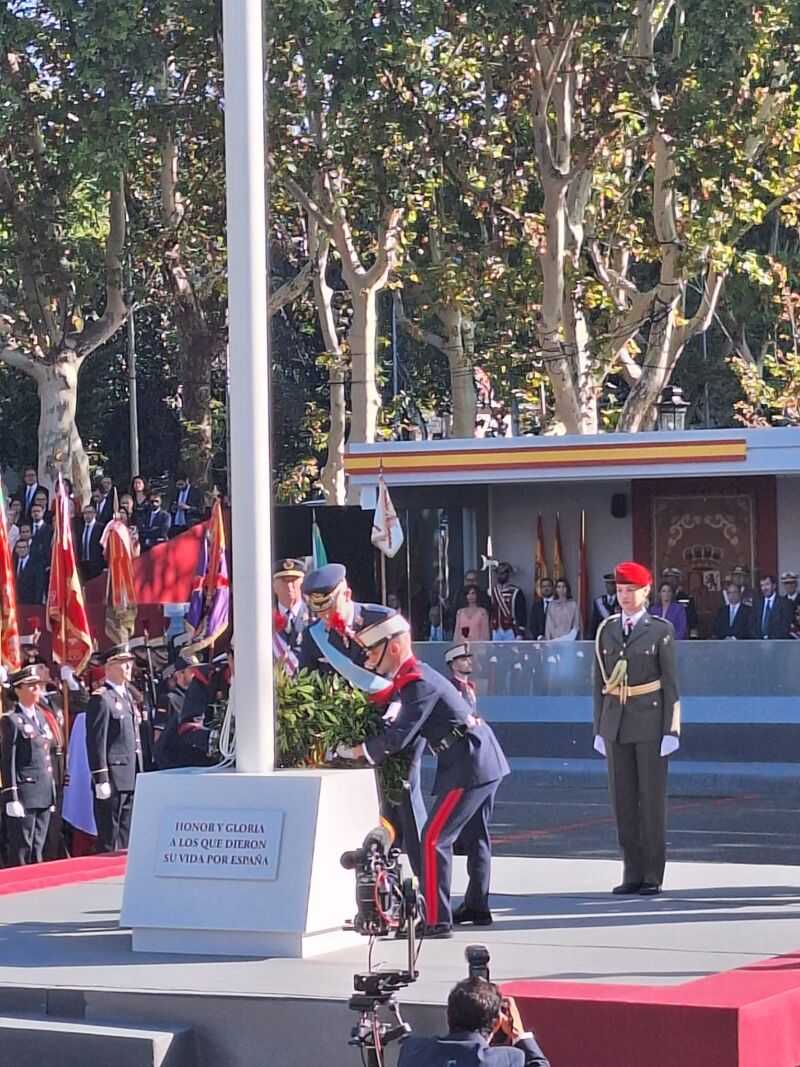 El rey,acompañado de la princesa, deposita una corona de laurel en homenaje a los que dieron su vida por España