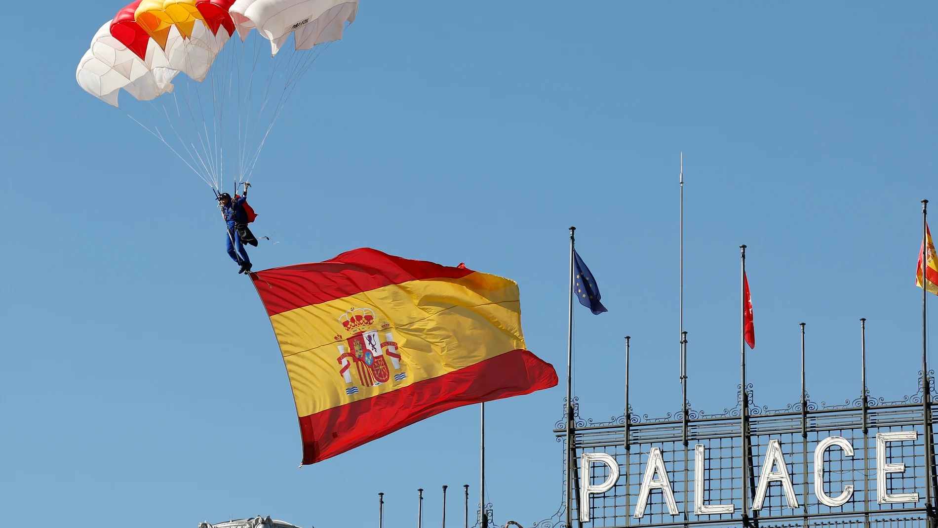 MADRID, 12/10/2023.- La cabo Mari Carmen Gómez Hurtado desciende la bandera al inicio del desfile del Día de la Fiesta Nacional en Madrid, presidido por los reyes, en el que participan 4.177 militares, 86 aviones y helicópteros y 142 vehículos terrestres. EFE/ Chema Moya