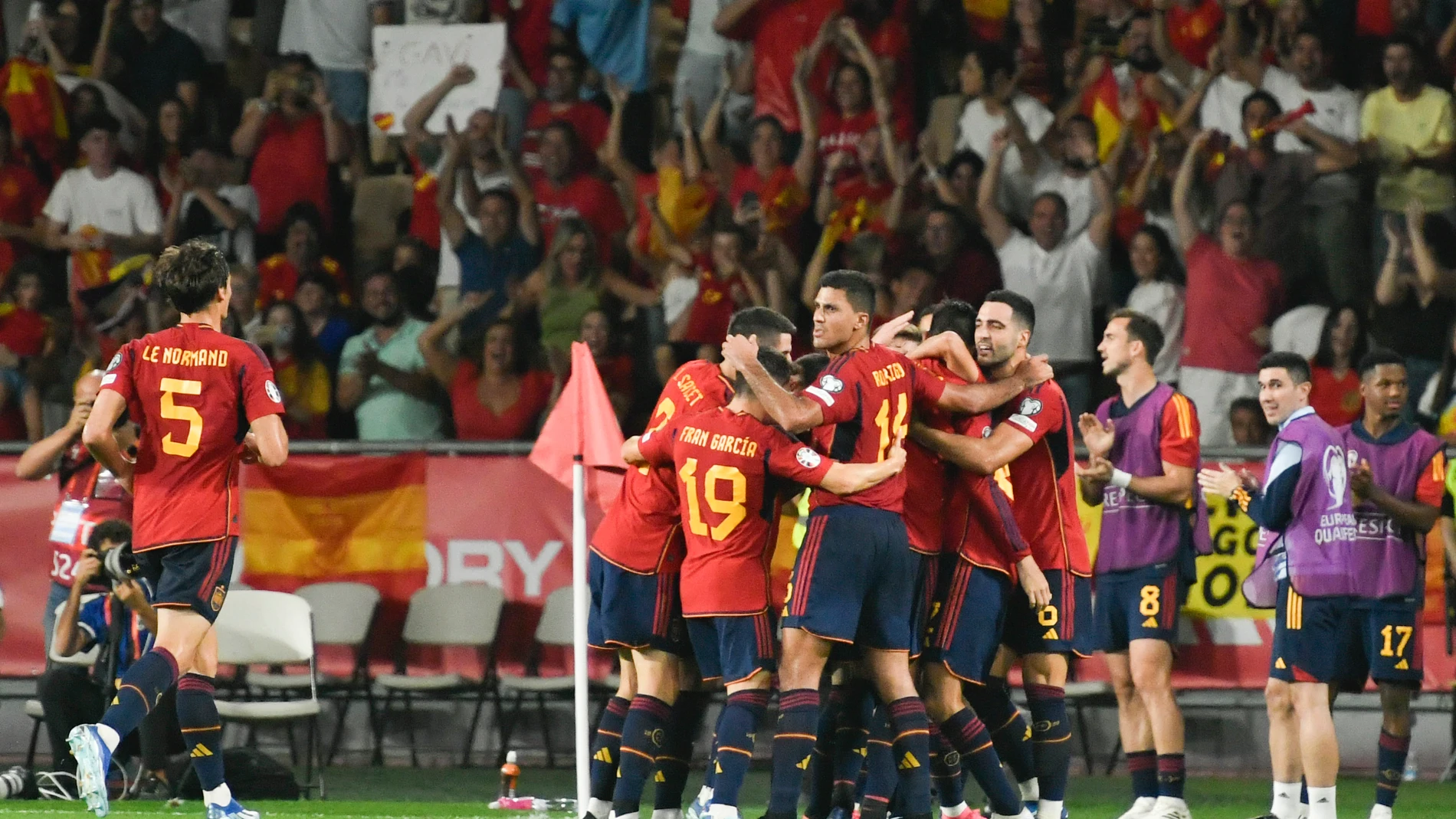 SEVILLA, 12/10/2023.- Los jugadores de la selección española celebran el gol de Álvaro Morata en el partido de clasificación para la Eurocopa 2024 que los combinados nacionales de España y Escocia juegan hoy jueves en el estadio de La Cartuja, en Sevilla. EFE/ Raúl Caro.