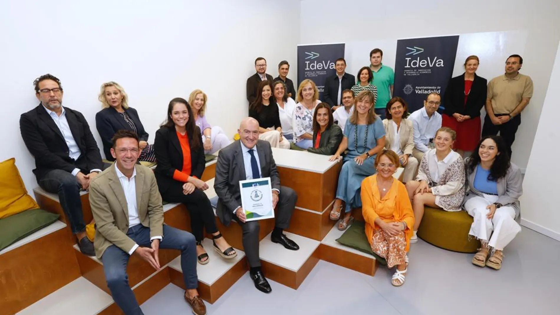El alcalde de Valladolid, Jesús Julio Carnero, muestra la distinción junto al equipo del Ayuntamiento