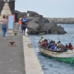 AMP2.- Llegan dos cayucos a El Hierro con 350 migrantes, diez de ellos bebés