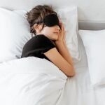 ¿Es mejor dormir sobre el lado izquierdo o el derecho?