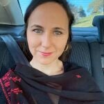 Ione Belarra viste un pañuelo bordado por mujeres palestinas para el 12 de octubre
