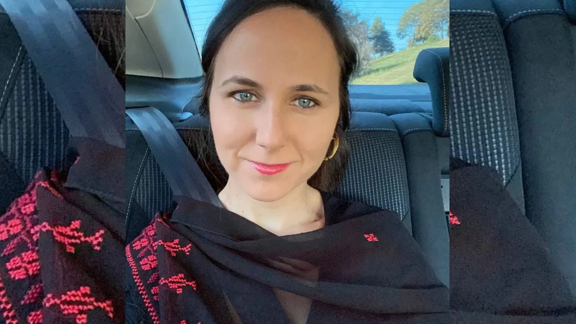 Ione Belarra viste un pañuelo bordado por mujeres palestinas para el 12 de octubre